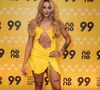 Pabllo Vittar ousou em seu vestido amarelo com decotão, recorte estratégico na barriga e uma fenda no máximo