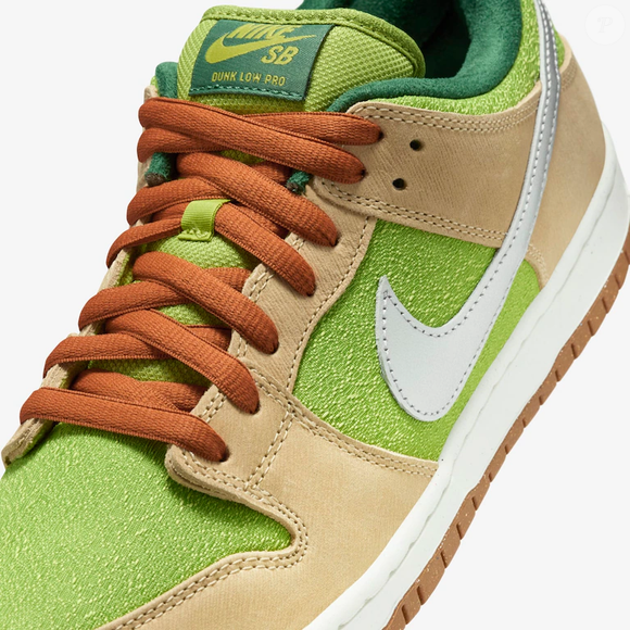 Modelo Nike SB Dunk Low aposta no verde vibrante e conquista quem busca renovar o visual com estilo
