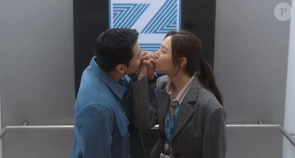 Após anos se protegendo desse dom, Ye-seul se vê em uma situação inesperada quando acidentalmente beija seu chefe, o rígido e sensível Cha Min-hoo (Yoon Kye-sang), e tem uma visão nada menos do que chocante — os dois na cama, aparentemente apaixonados