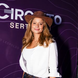 Isadora Cruz combinou jeans com chapéu de cowboy no Camarote Brahma para acompanhar o maior rodeio da América Latina