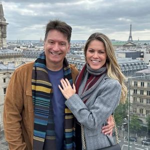 Ainda em Paris, a Torre Eiffel foi o cenário para este clique romântico dos jornalistas