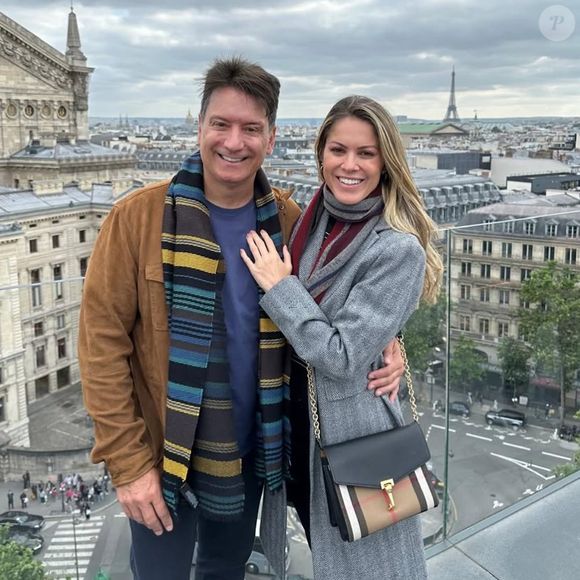 Ainda em Paris, a Torre Eiffel foi o cenário para este clique romântico dos jornalistas