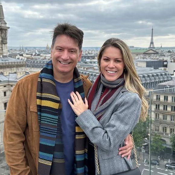 Ainda em Paris, a Torre Eiffel foi o cenário para este clique romântico dos jornalistas