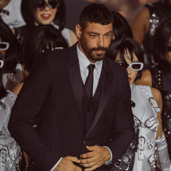 Cauã Reymond participa da apresentação de Ivete Sangalo na festa da Globo