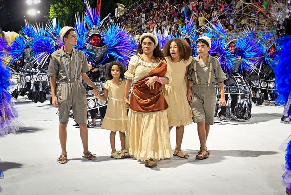 Dira Paes na Sapucaí como a mãe de Lula, Dona Lindu