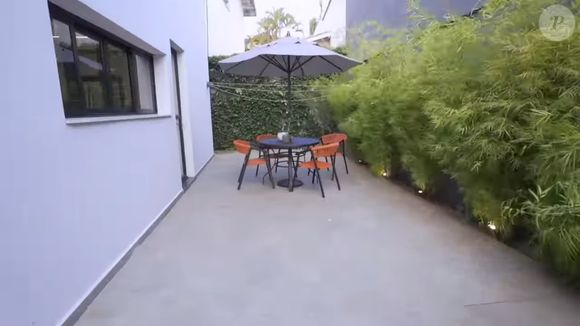 Casa de Yudi Tamashiro possui boa área externa interligada ao interior