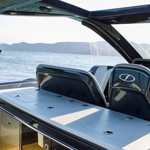 Com capacidade para até 14 pessoas, interior da lancha de Gisele Bündchen prioriza circulação e convivência