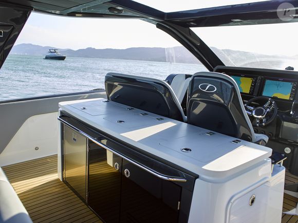 Com capacidade para até 14 pessoas, interior da lancha de Gisele Bündchen prioriza circulação e convivência