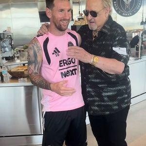 Segundo revelou Carlos Villagrán, o anel entregue a Messi possuía referências à cultura asteca e o acompanhou ao longo de décadas, tornando o presente ainda mais simbólico e especial