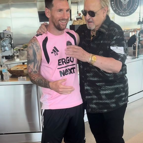 Segundo revelou Carlos Villagrán, o anel entregue a Messi possuía referências à cultura asteca e o acompanhou ao longo de décadas, tornando o presente ainda mais simbólico e especial