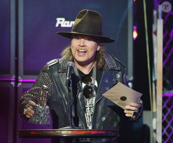 Axl Rose também se desfez do cabelão comprido e passou a usar suas madeixas naturais