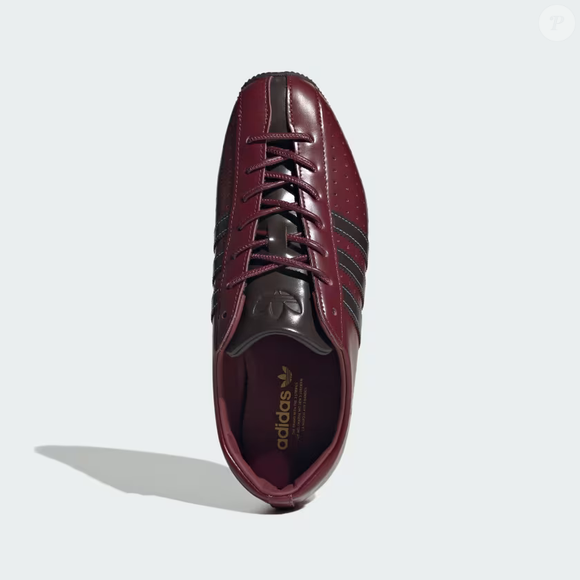 Com tonalidade bordô escura e sofisticada, o tênis da Adidas ganha uma aparência que lembra um sapato social e pode compor produções mais elegantes
