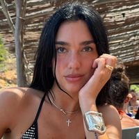O refúgio espanhol de Dua Lipa (30 anos) é uma pequena vila nas Ilhas Baleares: 'As pessoas aqui na Espanha têm muita luz'