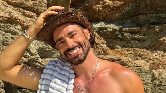 'A beleza vem de família': Cauã Reymond mostra foto rara com o pai, José, e surpreende web por semelhança. Veja!
