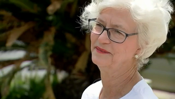 Outro truque que atravessou gerações é usar batom como blush. A textura cremosa funciona de maneira muito semelhante a um blush cremoso, garantindo acabamento natural e fácil de espalhar.