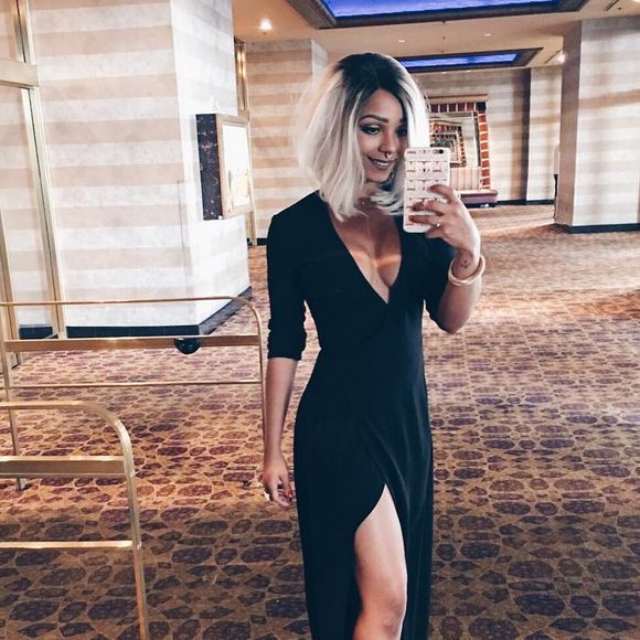 Em um evento, Brunna Gonçalves surgiu loiríssima e com os cabelos lisos