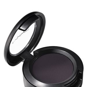 A sombra Carbon Matte foi essencial para intensificar o olhar de Doja Cat, criando profundidade e contraste na medida certa para um esfumado sofisticado e marcante