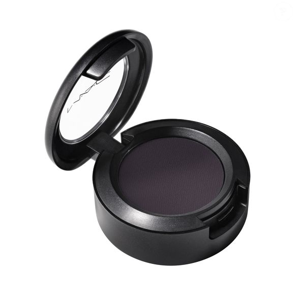 A sombra Carbon Matte foi essencial para intensificar o olhar de Doja Cat, criando profundidade e contraste na medida certa para um esfumado sofisticado e marcante