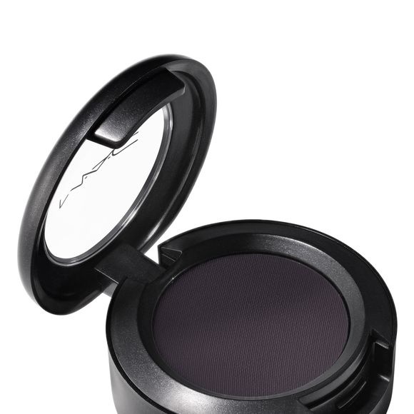 A sombra Carbon Matte foi essencial para intensificar o olhar de Doja Cat, criando profundidade e contraste na medida certa para um esfumado sofisticado e marcante