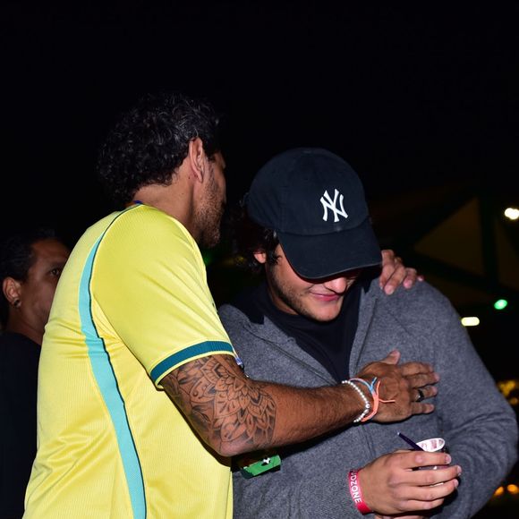 Tiago Maia e Marcelo Sangalo protagonizam momento de proximidade durante evento que antecede partida do Brasil na Copa 2026