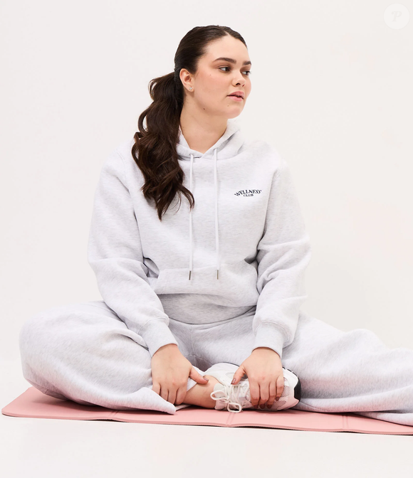 Para montar um look confortável sem abrir mão do estilo, o moletom cinza da Renner é uma opção versátil. Com capuz e preço de R$ 159,90, a peça combina com os tênis bordô da On Running e pode ser usada tanto com jeans quanto com calças de moletom