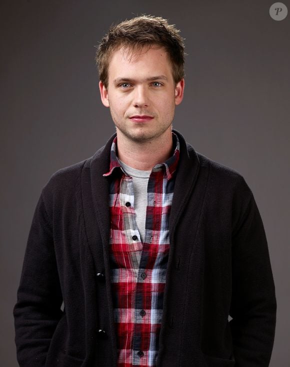 Grande estrela da série 'Suits', de 2011 a 2017, Patrick J. Adams penetra os fãs com seus olhos azuis belíssimos