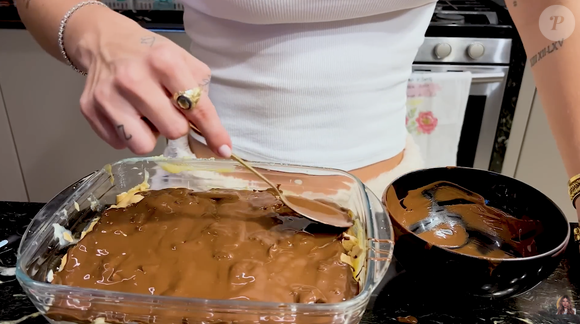 Com o chocolate derretido, despeje por cima da sobremesa