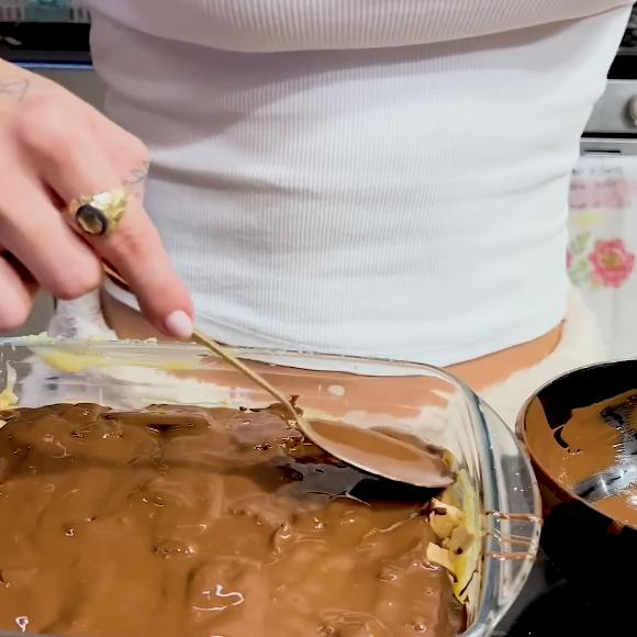 Com o chocolate derretido, despeje por cima da sobremesa