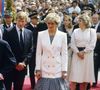 Em 1987, durante desembarque na Riviera Francesa, a eterna Princesa de Gales surgiu usando o modelo em uma produção assinada por Catherine Walker, composta por vestido mídi balonê listrado e blazer branco trespassado com ombros marcados
