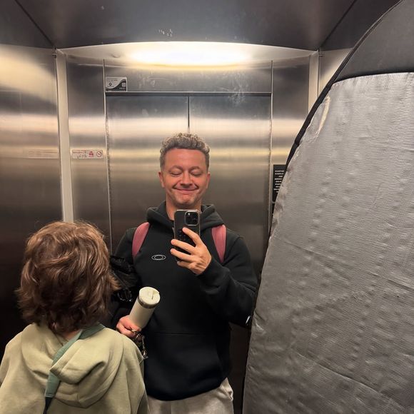 Lucas Lima também exibiu uma foto de Theo de costas em um elevador, mostrando seu cabelo comprido