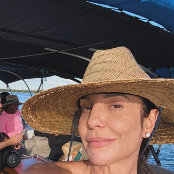 Desde a separação, Ivete Sangalo, solteira aos 53 anos, tem dado o que falar por seus posts na web