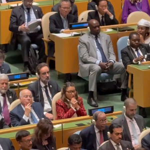 "Seguiremos nos colocando ao lado da paz, dedicando nossos esforços para que todas as pessoas possam viver suas vidas com segurança e dignidade em seus territórios", escreveu Janja