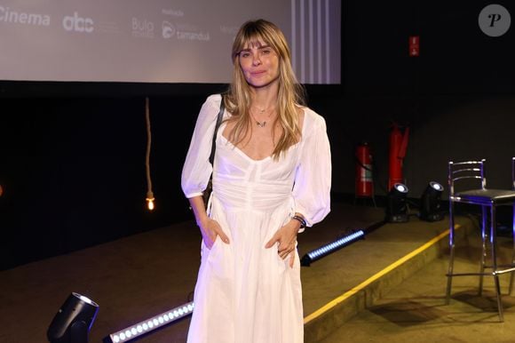 Carolina Dieckmmann usa vestido branco de mangas bufantes e saia fluida em evento de cinema no Rio de Janeiro