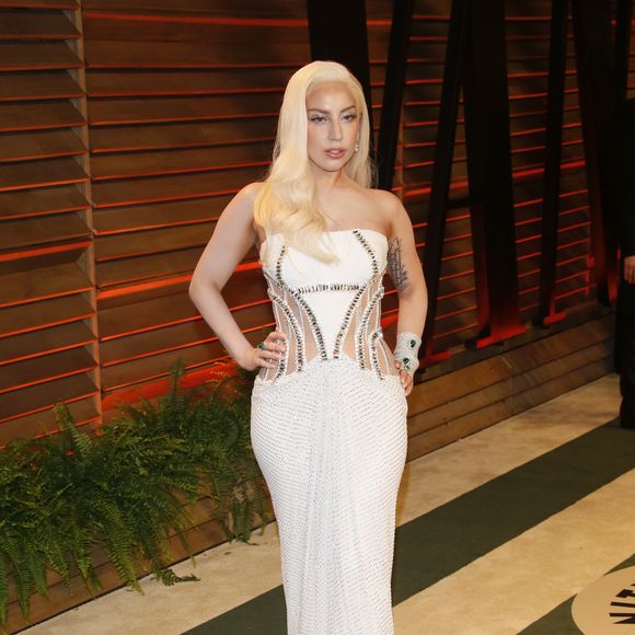 Lady Gaga passou a investir em looks mais glamourosos em 2014