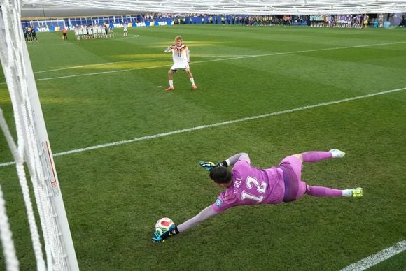 Apelidado de 'Courtois paraguaio' por causa dos seus 1,99 metro de altura, Orlando Gill transformou uma carreira longe dos holofotes em uma das maiores histórias desta Copa do Mundo