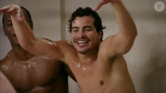 Thiago Martins é Leandro em “Avenida Brasil”. Sem camisa, tomando banho no vestiário ele também era jogador do Divino Futebol Clube. Viveu um relacionamento a três com Suelen (Isis Valverde), sua grande paixão, e Roni (Daniel Rocha), seu melhor amigo