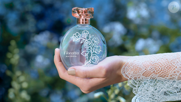 A base do Floratta Blue Crystal combina musk, cashmeran, sândalo, âmbar, patchouli, musgo e bálsamo, ingredientes que aparecem na composição para proporcionar conforto e uma presença marcante