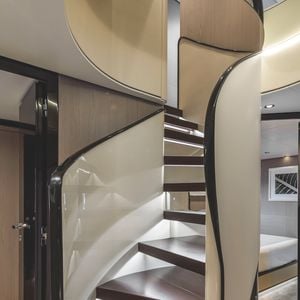 Interior do iate 'CG Mare', de Cristiano Ronaldo, une tecnologia, design e sofisticação