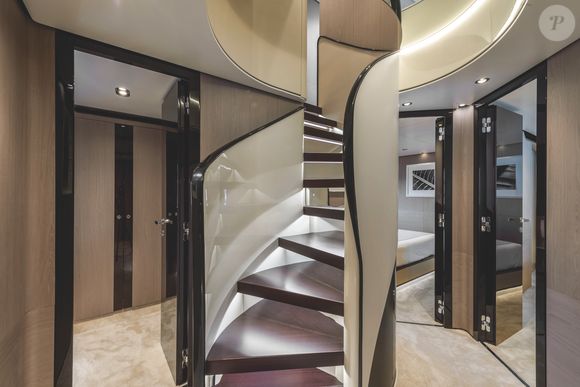 Interior do iate 'CG Mare', de Cristiano Ronaldo, une tecnologia, design e sofisticação