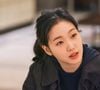 Por lá, ele encontra Jung Tae-eul, vivida por Kim Go-eun, uma tenente policial destemida que, no início, não acredita em sua história
