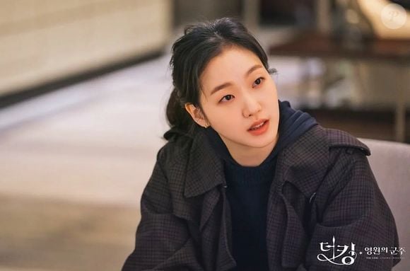 Por lá, ele encontra Jung Tae-eul, vivida por Kim Go-eun, uma tenente policial destemida que, no início, não acredita em sua história