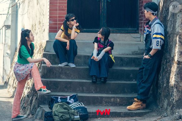 'Vinte e Cinco, Vinte e Um' aborda temas como amizade, amor e as primeiras experiências da adolescência e início da vida adulta