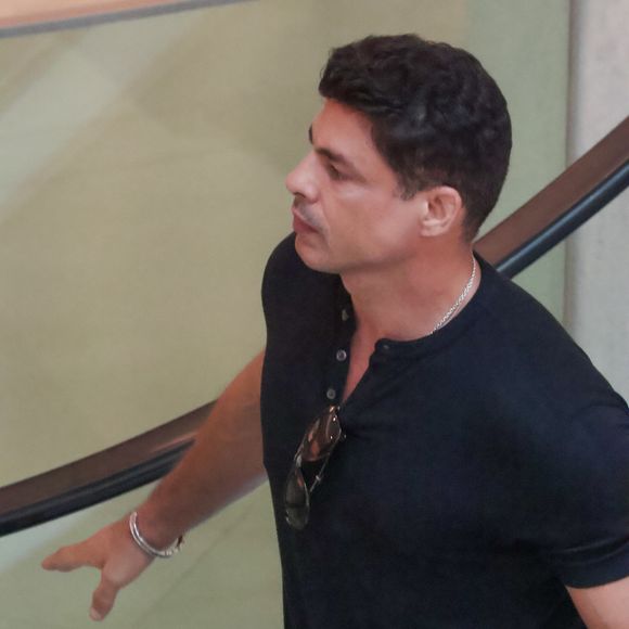 Cauã Reymond apostou em um look básico e despojado em passeio com a filha