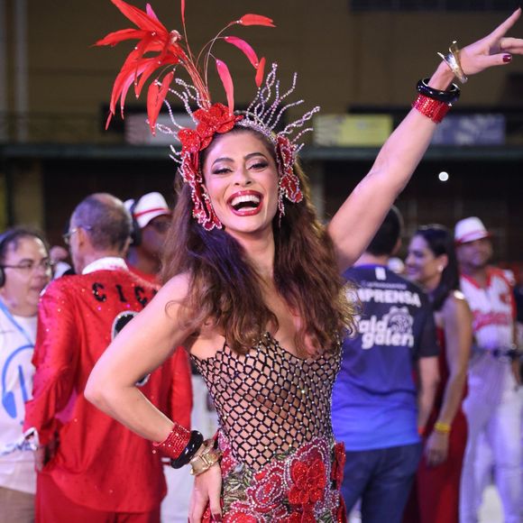 Juliana Paes ‘não sumiu. Ela falou: ‘aceito ser rainha, mas tenho umas coisas profissionais’”, explicou Mestre Ciça