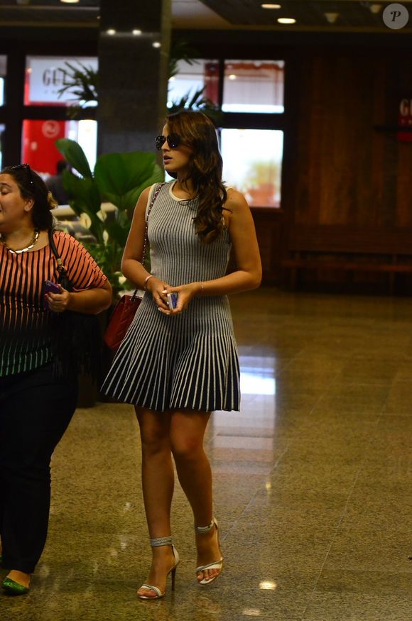 Bruna Marquezine usou look com estampa de listras em ida a um shopping após almoço com amigas no Rio