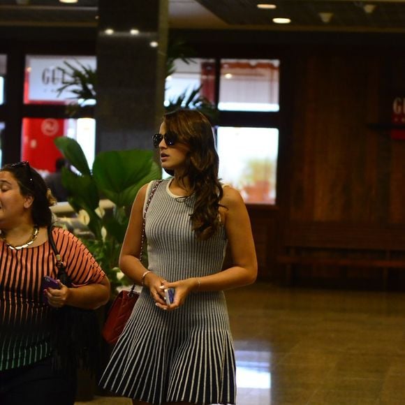Bruna Marquezine usou look com estampa de listras em ida a um shopping após almoço com amigas no Rio