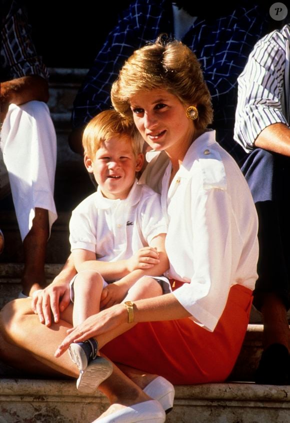 Segundo a revista People, o príncipe Harry revelou que o perfume favorito de sua mãe, Lady Di, o ajudou a recuperar lembranças que acreditava ter perdido após a morte da princesa. O duque de Sussex descreveu a experiência como uma viagem no tempo durante uma aula sobre luto na plataforma MasterClass