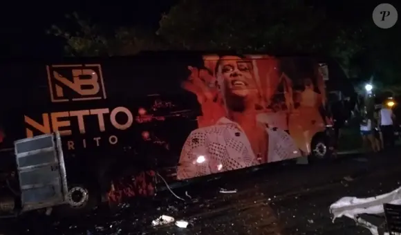 O ônibus do cantor Netto Brito, fenômeno do arrocha, se envolveu em um grave acidente na noite deste domingo (27), em uma rodovia da Bahia