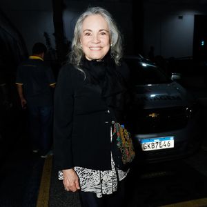 A atriz Regina Duarte optou por uma bota marrom, calça e uma blusa com estampa de animal print, tudo isso por cima de um casaco preto