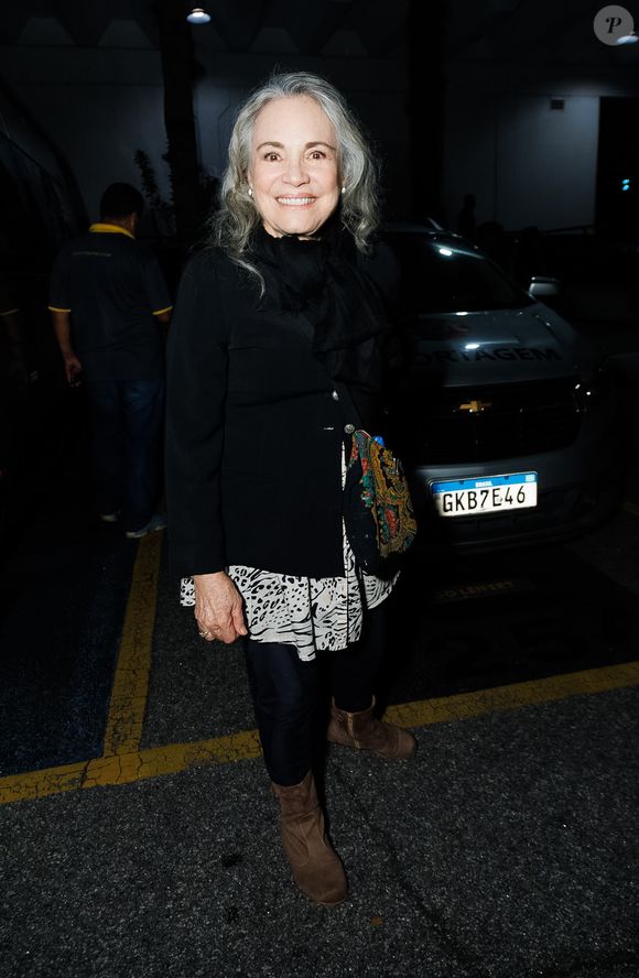 A atriz Regina Duarte optou por uma bota marrom, calça e uma blusa com estampa de animal print, tudo isso por cima de um casaco preto